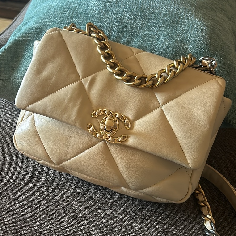 Chanel Quilted Lambskin Chanel 19 Flap crossbody handbag - Picture 1 of 12